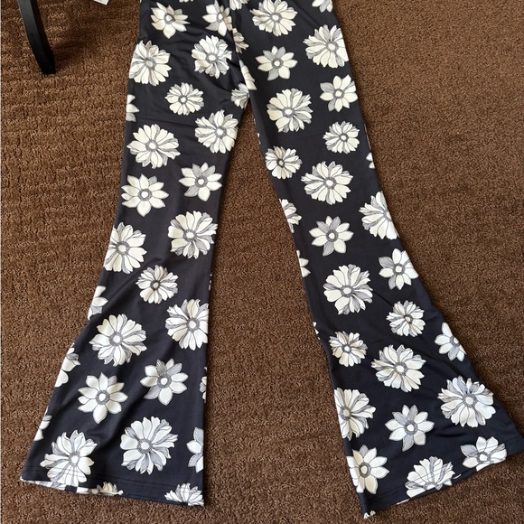 NWT billabong flower print black and white flared leggings - Picture 3 of 4